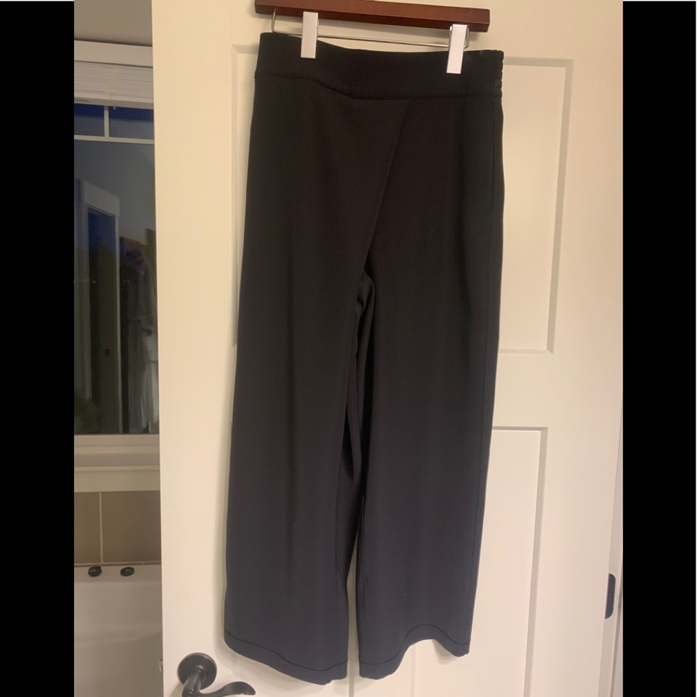 Brand new cross front lululemon culottes. Sz 6 blk